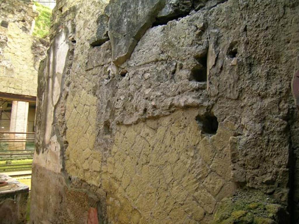 V.9/10 Herculaneum. December 2004. Looking towards south-east wall in rear room. Photo courtesy of Nicolas Monteix.